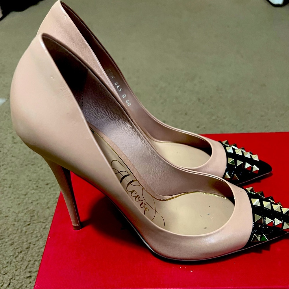 Authentic VALENTINO GARAVANI
Rockstud Alcove 110mm Pump Size 10